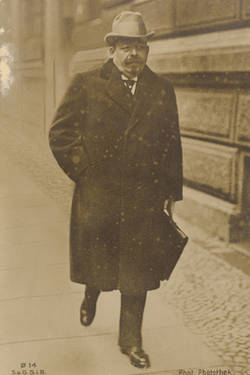 Reichspräsident Friedrich Ebert in Mantel und Hut