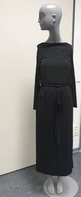 Schlichtes schwarzes Kleid, wadenlang mit hohem Seitenschlitz links