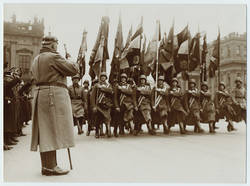 Reichspräsident von Hindenburg nimmt die Parade der Reichswehr Unter den Linden ab