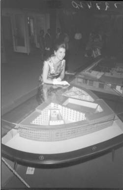„Nur am letzten Tag der Deutschen Rundfunk-, Fernseh- und Phono-Ausstellung 1961 hatte sie Zeit zu einem schnellen Bummel durch die Ausstellung.“
