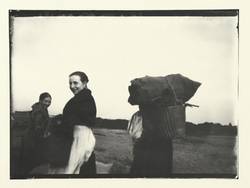Drei Reisigsammlerinnen, mit Blick auf die Gemeindeschule an der Sophie-Charlotte[n]-Str.