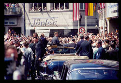 Bonn Marktplatz/ Kennedy im offenen Wagen von hinten, Menschenmenge grüßend