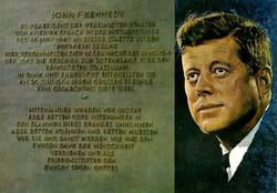 John F. Kennedy-Inschrift am Rathaus Schöneberg;