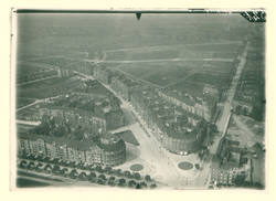 Luftaufnahme Neu Tempelhof/Tempelhofer Feld, mit den 1912–13 von Bruno Möhring und Hermann Speck erbauten Wohn- und Geschäftshäusern,
