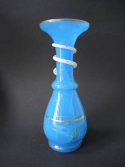 Vase aus blauem Glas mit aufgelegter weißer Schlange
