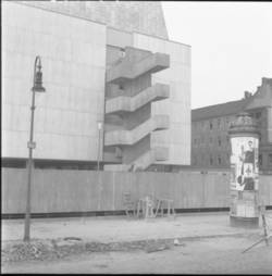 „Hintere Ansicht des neuen Opernhauses in der Bismarckstr. Mit Treppenaufgang.“