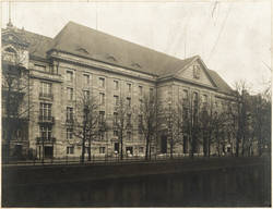 Das Dienstgebäude für die obersten Marinebehörden in Berlin, Königin Augustastr. 38-42 ;