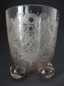 Martin Winter, Glasbecher mit Eulen und Spiegelmonogramm, geschliffen und geschnitten;