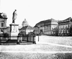 Unter den Linden mit Blick auf das Kronprinzenpalais