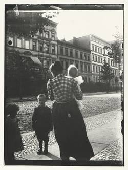 Frau mit Kindern in Rückansicht, vermutlich Sophie-Charlotten-Straße