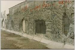 o.T., Mit Streckmetall verschlossene Löcher in der Berliner Mauer