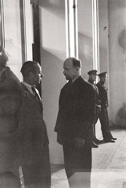 Heinz Rühmann und Walter Ulbricht im Gespräch am 19.5.1945;