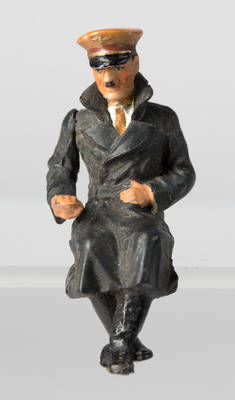 Hitler im Mantel,sitzend, mit beweglichem rechten Arm