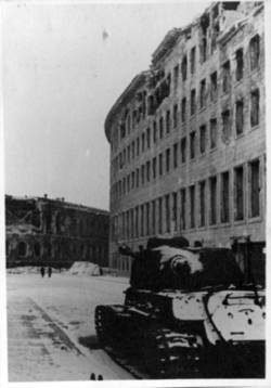 Sammlung C. F. S. Newman. Fotoalbum "Berlin 1945" - "C3 Reichsbank" - sowj. Panzer IS-2