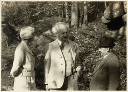 Gerhart Hauptman, Margarete Hauptmann und Alfred Jäschke. Rückseite: Alfred Jäschke an Gerhart Hauptmann