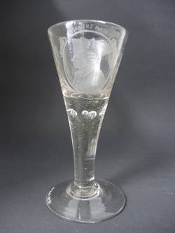 Weinglas mit Profilbild des Königs Friedrich II.;