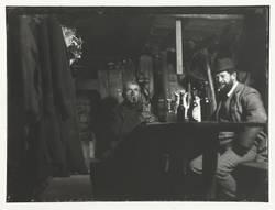 Kiesgrubenwärter in seiner Hütte zusammen mit Heinrich Zille