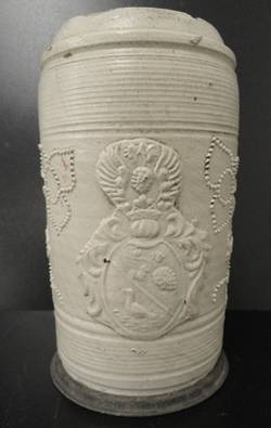 Walzenkrug mit Resten einer Zinnmontage, Wappen und floraler Dekor