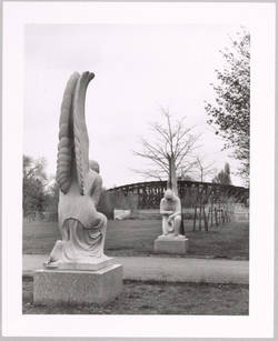 Engel-Skulpturen auf dem St. Hedwig Friedhof in Berlin-Wedding
