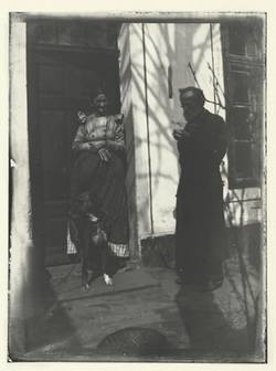 Johann Traugott und Erenstine Louise Zille mit Hund neben dem Eingang ihres Hauses in Rummelsburg