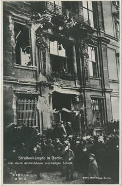 Novemberrevolution: "Straßenkämpfe in Berlin. Das durch Artilleriefeuer beschädigte Schloss."