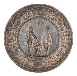 Teller mit Relief - Henri IV., Marie von Medici und der Dauphin "IMPERII PROPAGO"