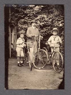 Raoul Richter mit seinen Söhnen auf Fahrrädern (Gustav Benoit und Curt?), um 1910;