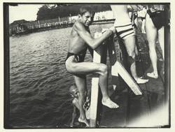 Hans Zille, aus dem Wasser kletternd