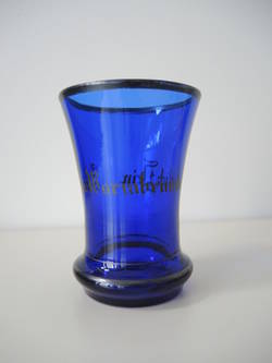 blaues Trinkglas mit Beschriftung "...Warmbrunn..."