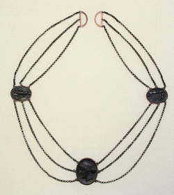 Halskette mit goldgefaßten Ovalmedaillons und Eisendraht;