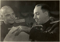 Oberst Sergej Tulpanow und Alexander Dymschitz