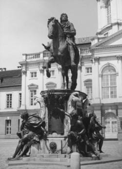Schloß Charlottenburg mit dem Reiterstandbild des großen Kurfürsten