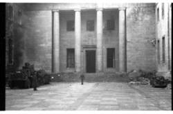 Westportal des "Ehrenhofes" der Neuen Reichskanzlei,  Mitte, sowjetischer Sektor