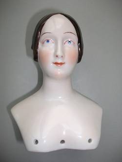 Brustblattkopf, Junges Mädchen mit glatten Haaren und halbbedeckten Ohren, Typ F-1