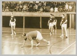 o.T., Ballspiel in einer Turnhalle. Turnfest 1968