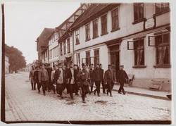 Marschierende Gefangene bei Parchim (Mecklenburg) 1915.