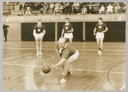 o.T., Ballspiel in einer Turnhalle. Turnfest 1968