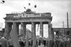 Demonstrationzug durch das Brandenburger Tor [1. Mai?]