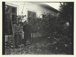 Ernestine Louise und Johann Traugott vor ihrem Haus in Rummelsburg