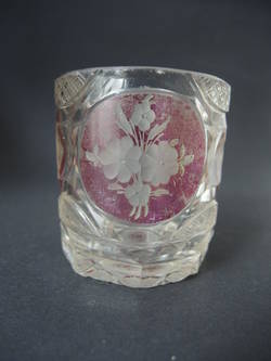 dickwandiger Glasbecher mit rosa lasierten Medallions