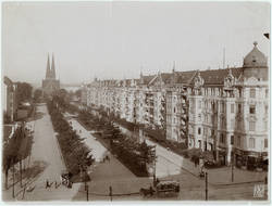Fontanepromenade, Blick vom Kaiser-Friedrich-Platz nach Nord-Osten zur Melanchtonkirche am Urban