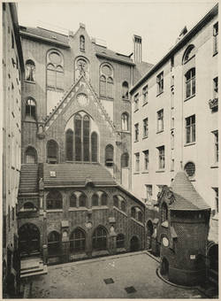 Das St. Afra-Stift in Berlin, Graunstraße 31.   2. Blick in den ersten Hof, Vorderseite der Kapelle.;