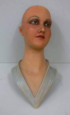 Frauenbüste mit Makeup (ohne Perücke)