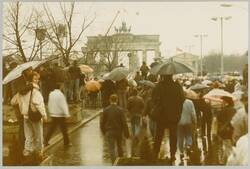 o.T., Menschen mit Regenschirmen vor dem Brandenburger Tor. Ostseite.