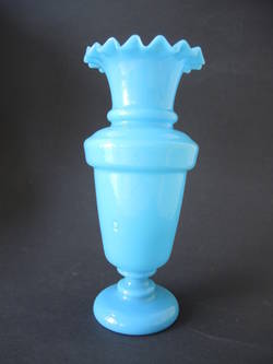 blaue Milchglas Vase mit Wellenrand