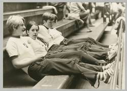 o.T., Junge Sportlerinnen auf Zuschauertribüne. Turnfest 1968