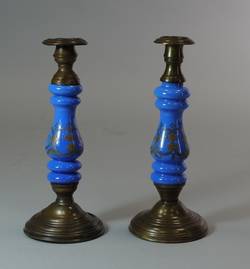 Zwei Kerzenleuchter aus Messingblech und blauem bemaltem Glas