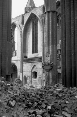 Ruine der Nikolaikirche in Berlin mit Blick auf einen Trümmerhaufen