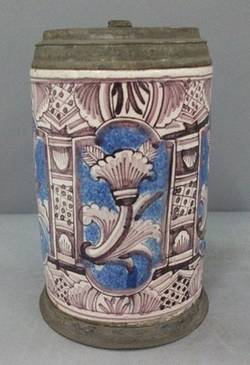 Walzenkrug mit Resten einer Zinnmontage, Pilaster und floraler Dekor