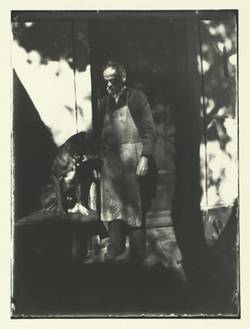 Johann Traugott Zille im Arbeitskittel mit Hund vor dem Haus 3 v. 3;